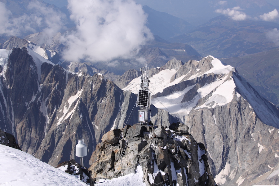 La stazione meteorologica più alta d'Europa, posizionata sul versante italiano della montagna a 4750 m di quota, sulle rocce affioranti dalla calotta glaciale della cima, è gestita da ARPA Valle d'Aosta