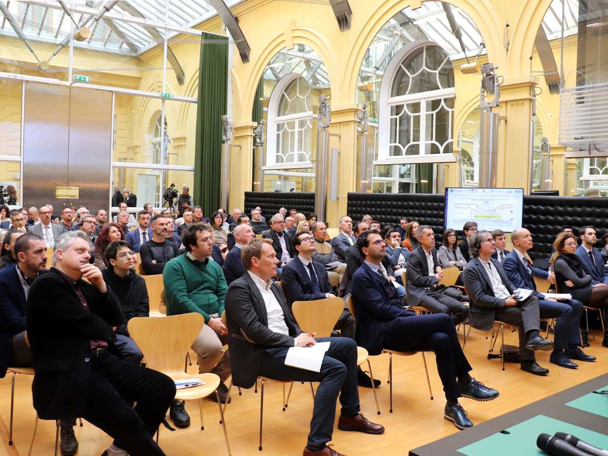 Cortile interno di Palazzo Widmann a Bolzano, pieno di partecipanti al convegno sulla mobilità sostenibile nelle Alpi