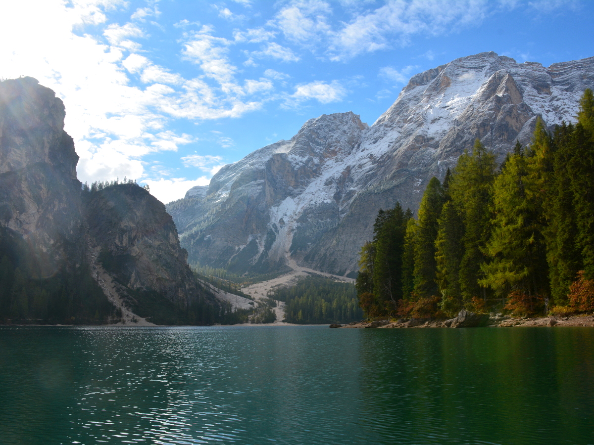 Il lago di Braies circondato dalle montagne è fra i laghi inseriti nell’elenco delle aree protette (Foto: Appa Bolzano)