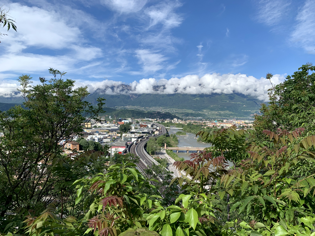 La città di Bolzano vista dalle passeggiate del Virgolo con l’autostrada del Brennero decisamente poco trafficata (Foto: Appa Bolzano/G.News)