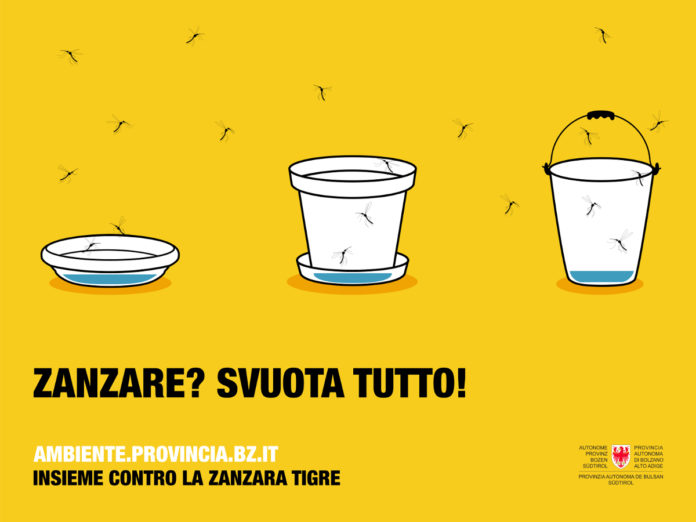 AppaBZ-AmbienteInforma-zanzara-tigre-SvuotaTutto-1200x900_it tre contenitori con poca acqua sul fondo da cui escono tante zanzare