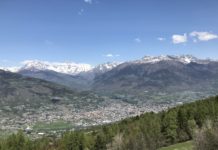 Aosta e l'abbraccio protettivo delle sue montagne