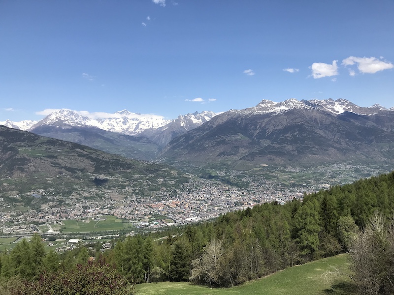 Aosta e l'abbraccio protettivo delle sue montagne