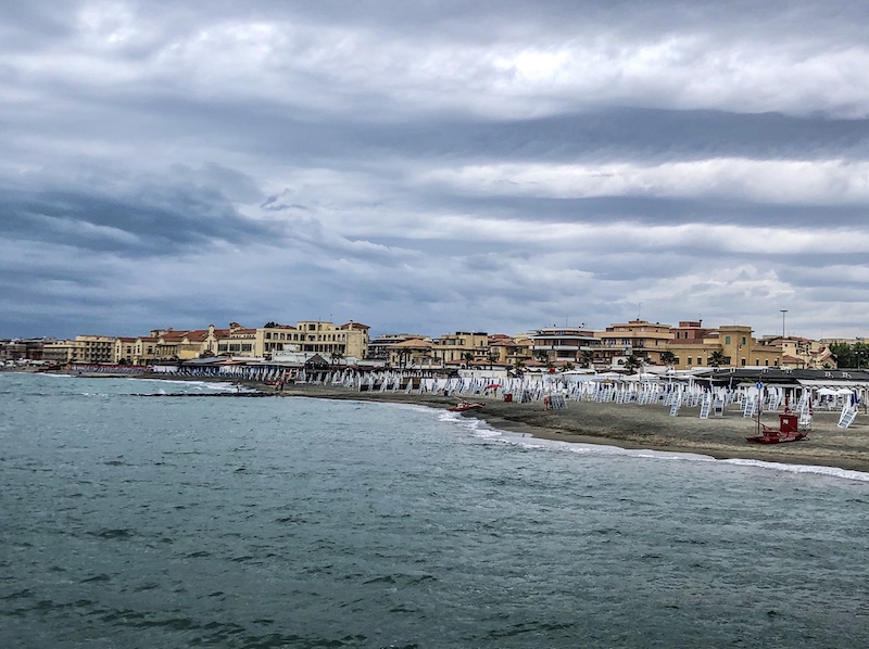 La spiaggia che scompare. La presenza delle infrastrutture e opere urbane e l’erosione costiera