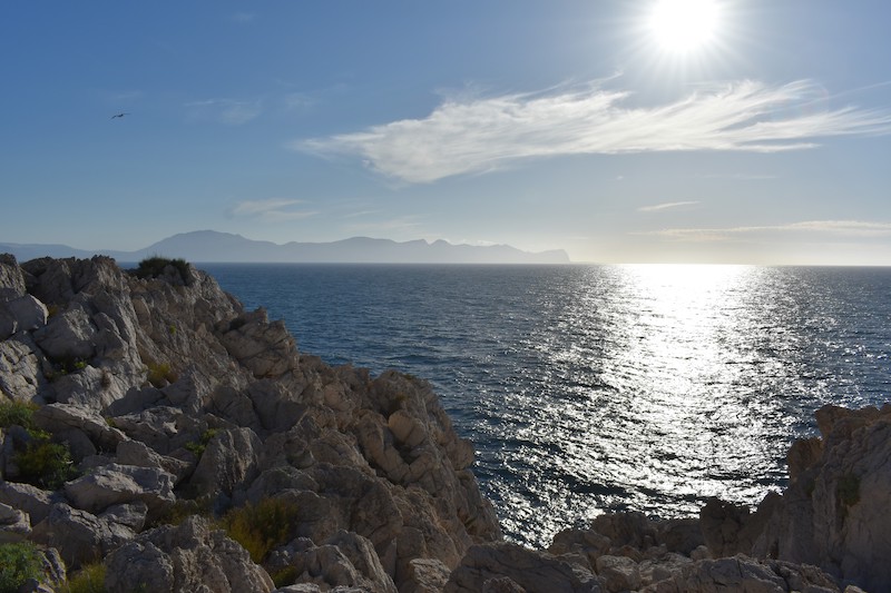 Rocce aguzze si tuffano nel mare scintillante di Castellammare del golfo (TP)