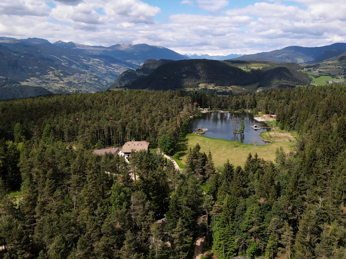 Panoramica dall'alto del lago di Fiè, situato tra le montagne del parco naturale Sciliar-Catinaccio