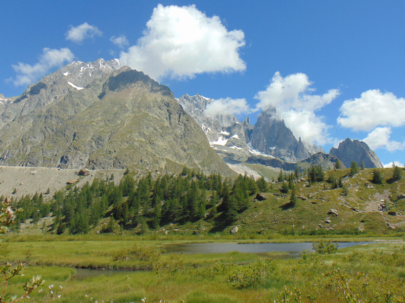 Lac Combal ai piedi della catena del Monte Bianco