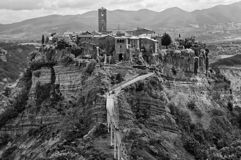 Civita, "il paese che muore"