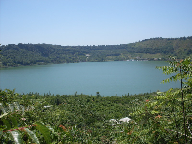 Il lago d'Averno nel Parco Regionale dei Campi Flegrei