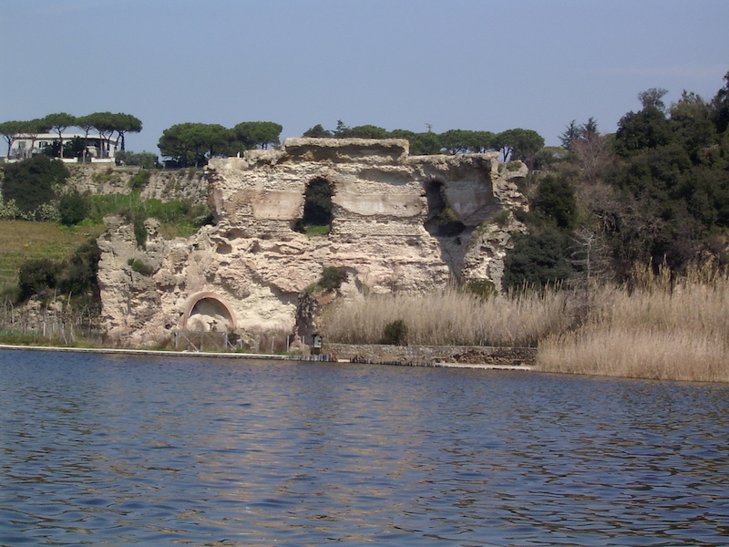 Il lago d'Averno nel Parco Regionale dei Campi Flegrei, veduta con Tempio di Apollo