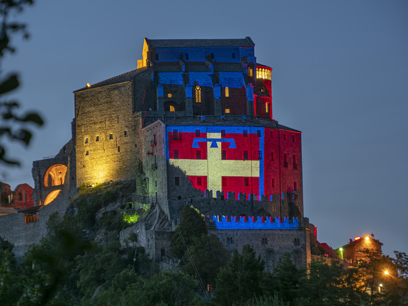 La sacra di San Michele vestita con la bandiera del Piemonte