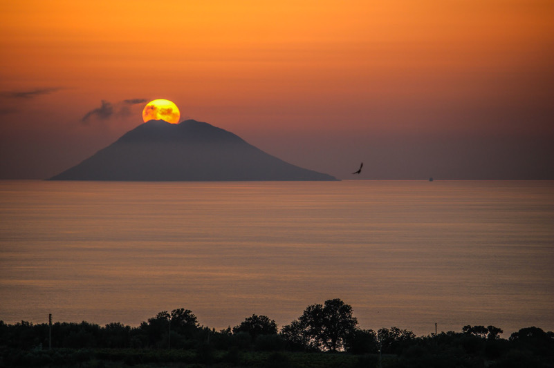 Stromboli erutta il tramonto