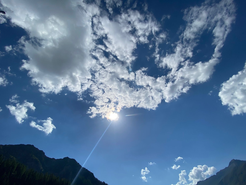 Cielo estivo, nuvole e raggi ultravioletti