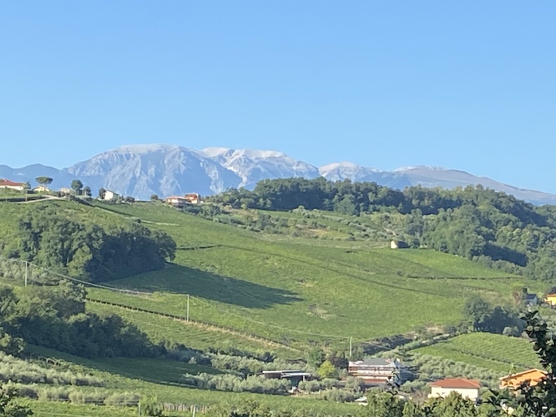 Una terra di montagne, colline coltivate e mare