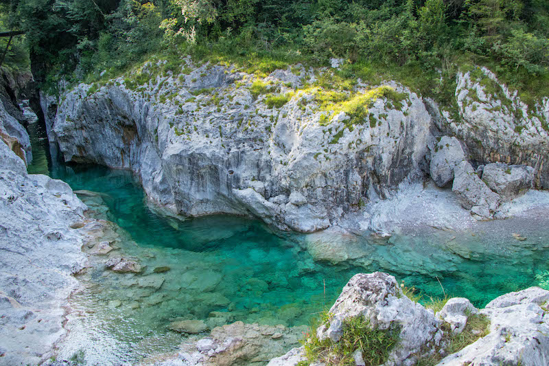 Cervedol Curnila - Val d'Arzino (Pn) Un'enorme pendenza rocciosa fornisce un posto per prendere il sole accanto a una profonda piscina