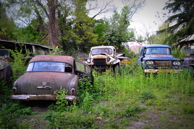 cimitero delle auto abbandonate