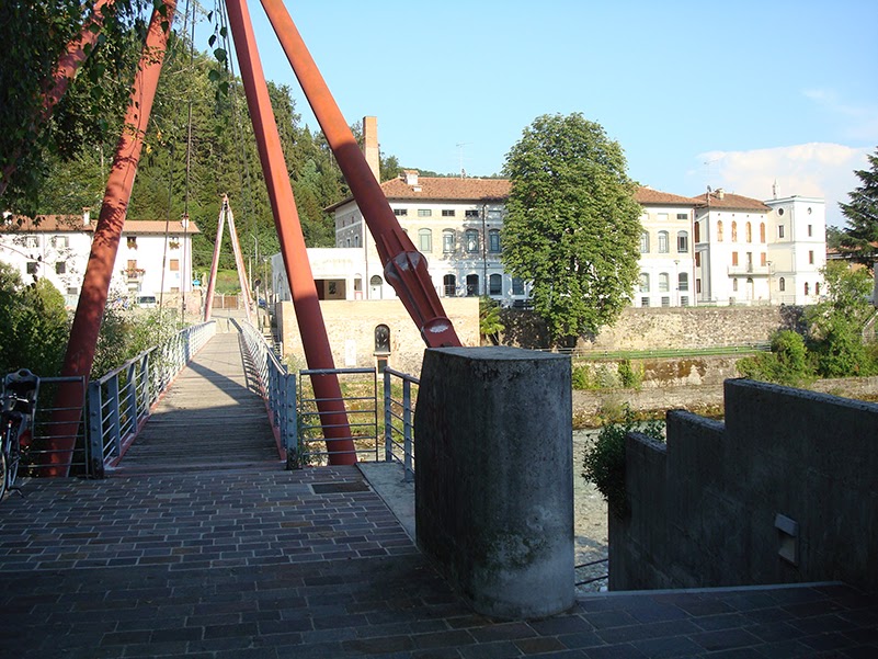 Passerella sul torrente Torre e biblioteca civica - Tarcento (UD)