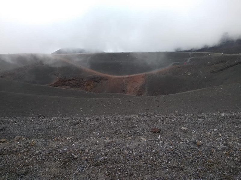 La luna, sull'Etna