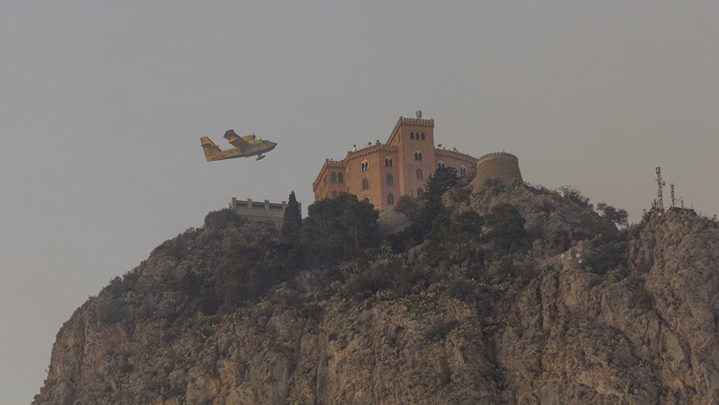 Canadair ed il castello Utveggio di Palermo durante un incendio di Monte Pellegrino