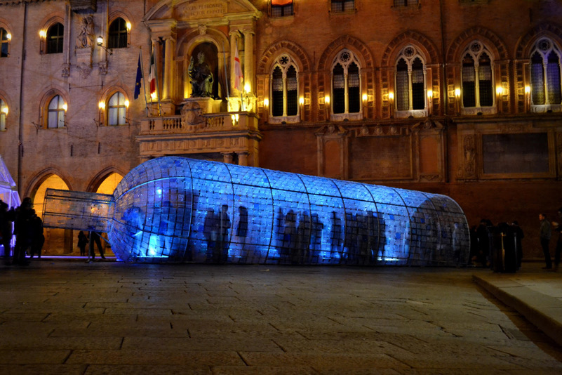 istallazione d'ARTE-bottiglia fatta dalle bottiglie di plastiche riciclate