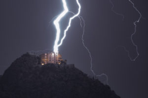 Il castello Utveggio di Monte Pellegrino a Palermo colpito da un fulmine