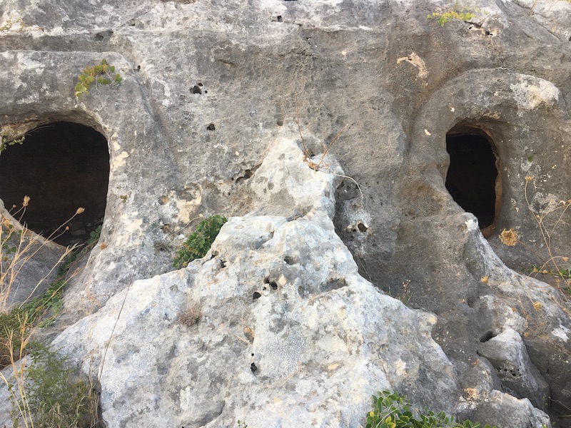 Le colonne d’Ercole in Costa IBLEA: Necropoli a Bellamagna