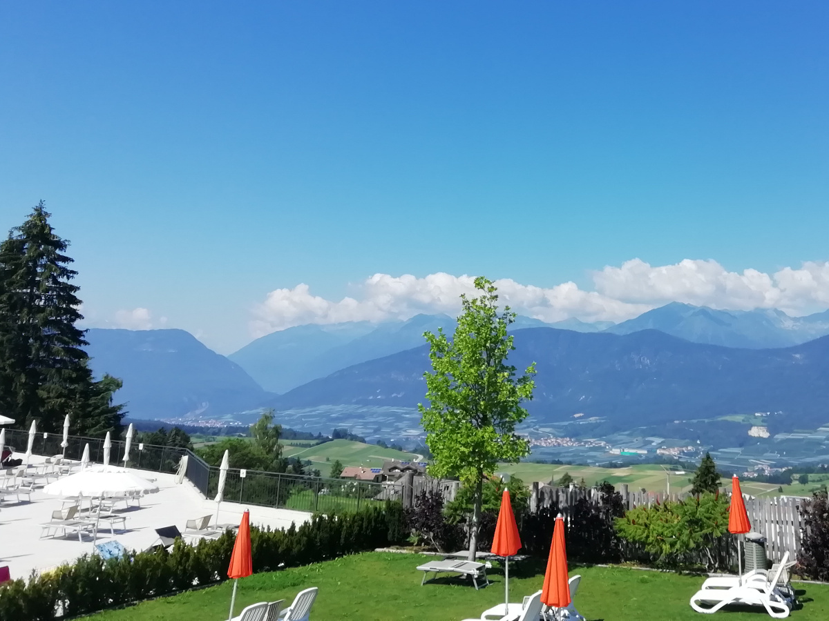 Lido in alta montagna, con ombrelloni e lettini