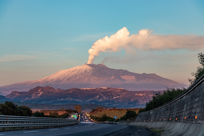 L'Etna in eruzione vista dall'autostrada