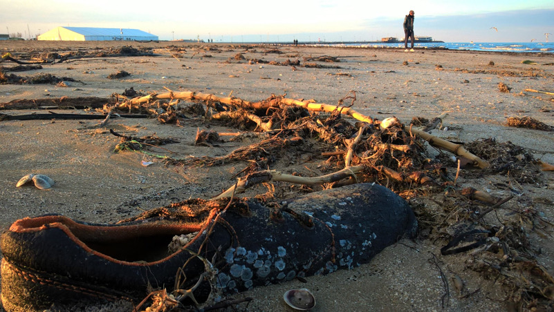 scarpa rifiuto sulla spiaggia