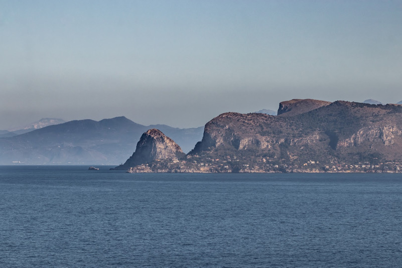 Grazie alla qualità dell'aria da Palermo si riesce a vedere l'Etna, in primo piano Capo Zafferano e sullo sfondo a sinistra l'Etna.