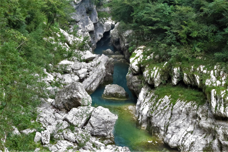 Forra del Cellina, un incredibile canyon formato da ripide rocce che precipitano verticalmente nel torrente dalle acque cristalline, tra quiete e bellezza della Riserva Naturale gestita dal Parco Naturale Dolomiti Friulane