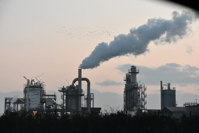 Faenza la fabbrica vista dalla autostrada ,fumo che puzza a kilometri