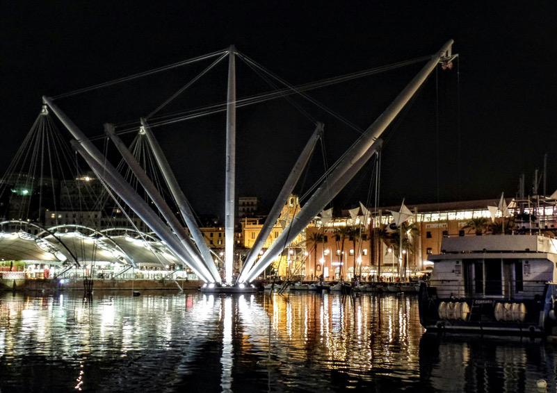 Bigo la sera:riqualificazione del Porto Antico di Genova