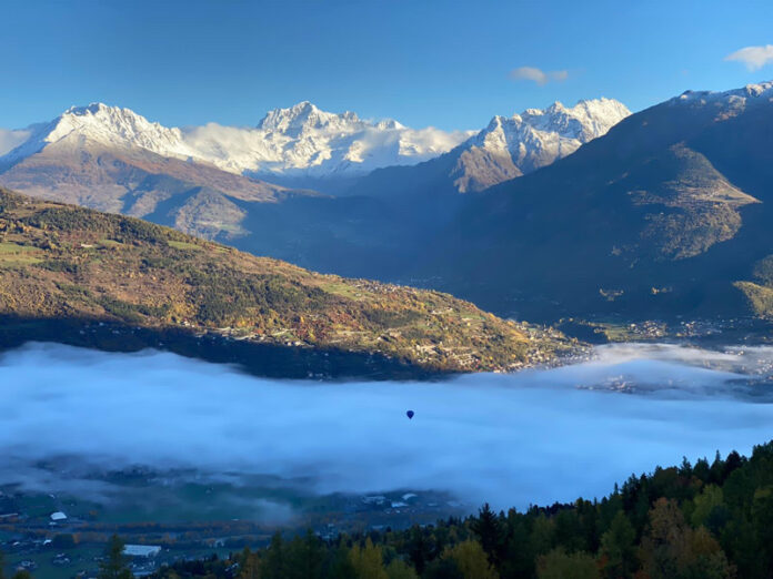 FC-Vda-Montagna-Favre Mongolfiera buca lo strato di nubi creato dalla inversione termica
