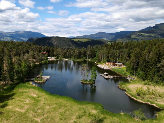 AppaBZ-AmbienteInforma-lago-fie-drone-1200x900 Il laghetto di Fiè, circondato dalle montagne del Parco Naturale Sciliar-Catinaccio in Alto Adige