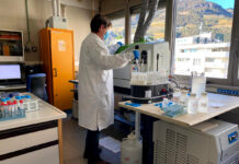 tecnico che sta eseguendo un analisi in un laboratorio di Appa Bolzano