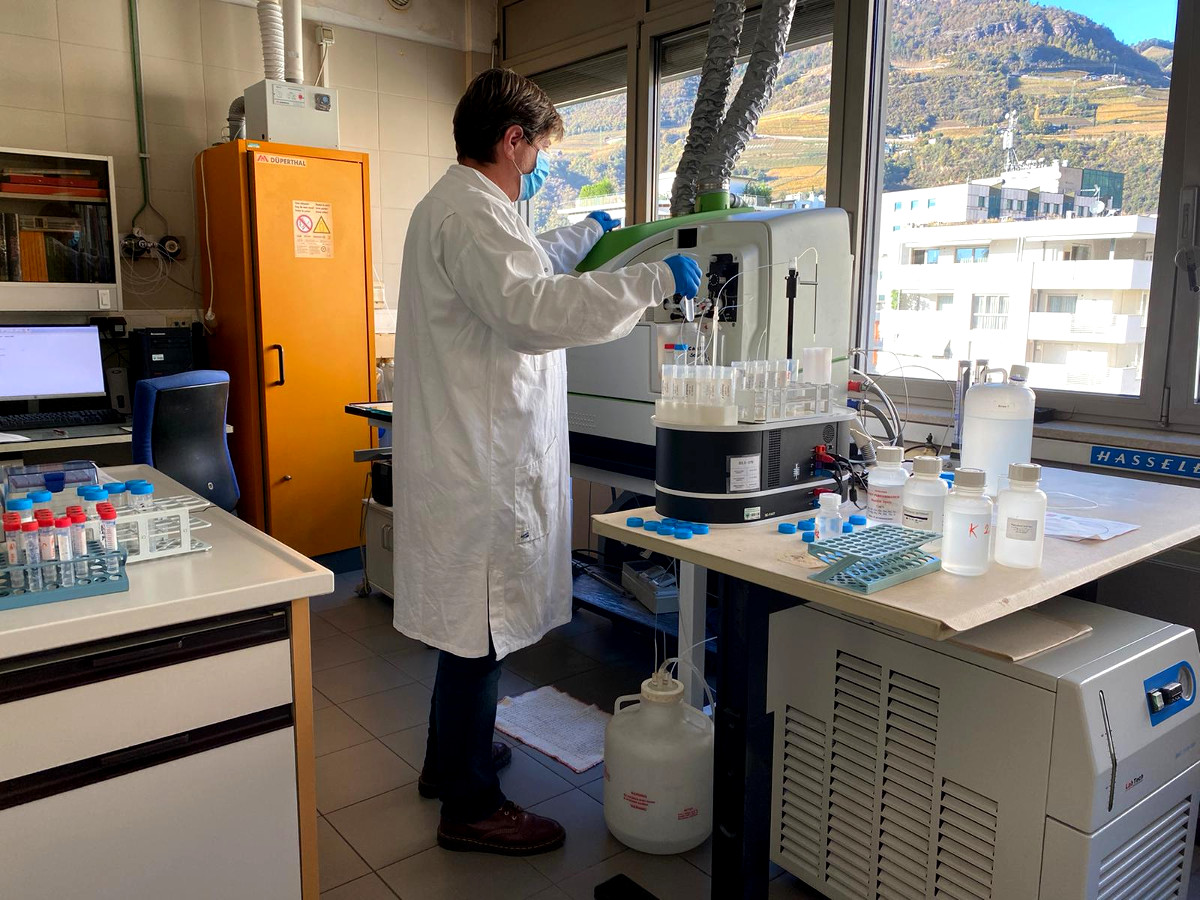 tecnico che sta eseguendo un analisi in un laboratorio di Appa Bolzano