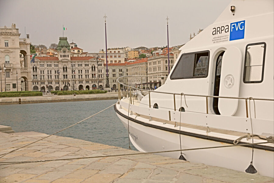 Motonave attraccata sul Molo Audace di Trieste