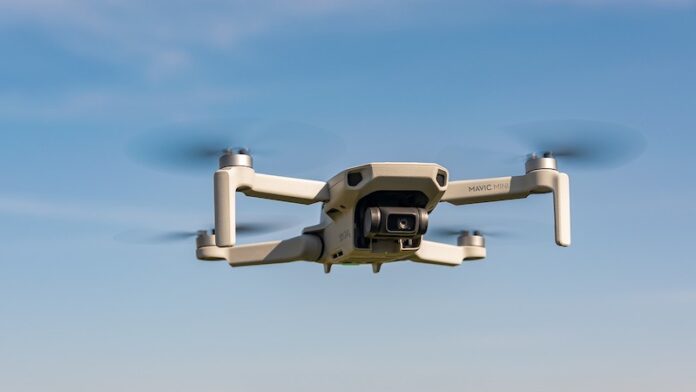 Nella foto un drone in volo e sullo sondo un cielo limpido.