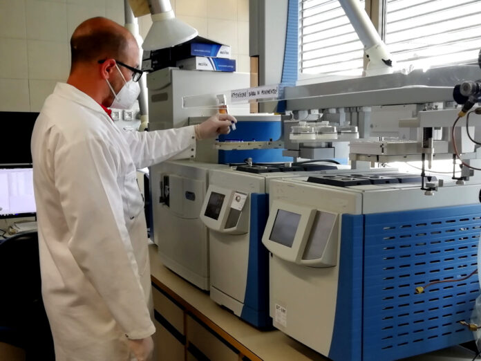 interno di un laboratorio dove si effettuano le analisi sugli inchiostri per tatuaggi: a sx si vede gas cromatografo accoppiato con spettrometria di massa ad alta risoluzione