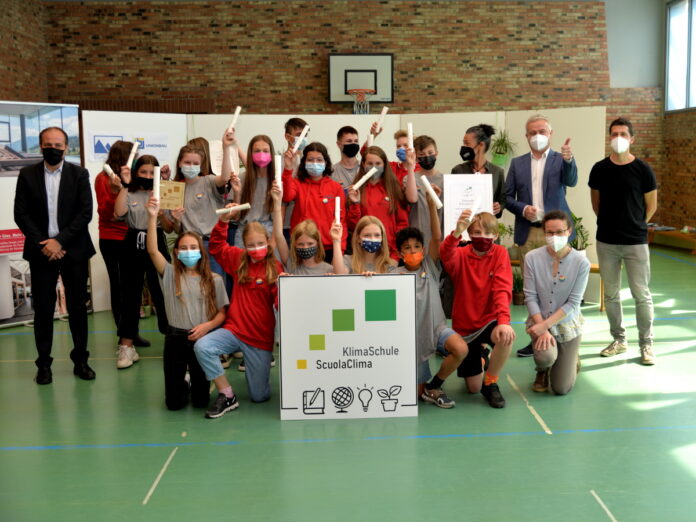 AppaBZ-AmbienteInforma-premiazione-ScuolaClima-1200x900 Alunne e alunni della scuola media di Rio di Pusteria in posa per la foto di gruppo