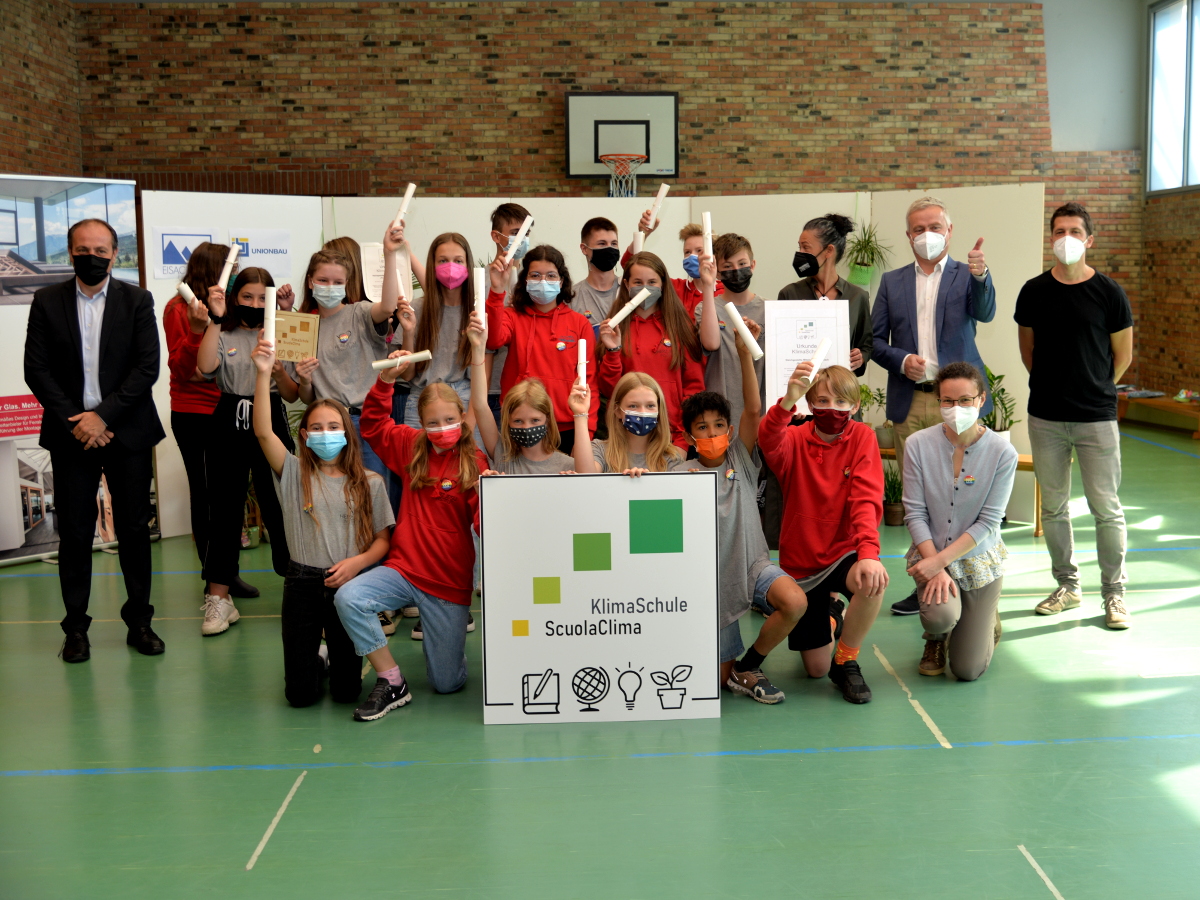 Alunne e alunni della scuola media di Rio di Pusteria in posa per la foto di gruppo