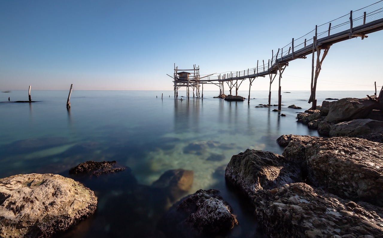 Immagine a scopo illustrativo con un tratto di costa abruzzese e un trabocco