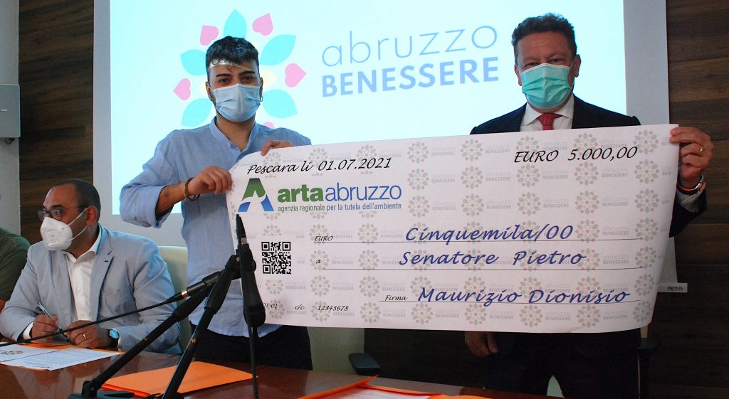 La premiazione di Pietro Senatore con il simbolico assegno di 5000€