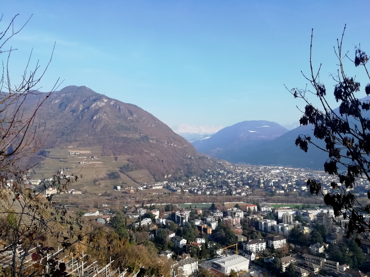 La citta di Bolzano vista dalle passeggiate del Guncina