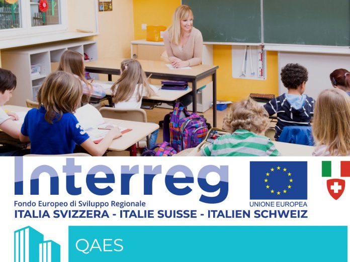 AppaBZ-AmbienteInforma-QAES-1200x900 Immagine dell'interno di un'aula scolastica e logo del progetto