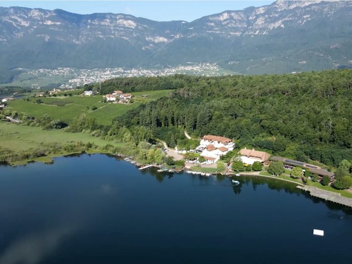 AppaBZ-AmbienteInforma-lago-Monticolo-drone-1200x900 Il lago Piccolo di Monticolo in provincia di Bolzano ripreso dal drone