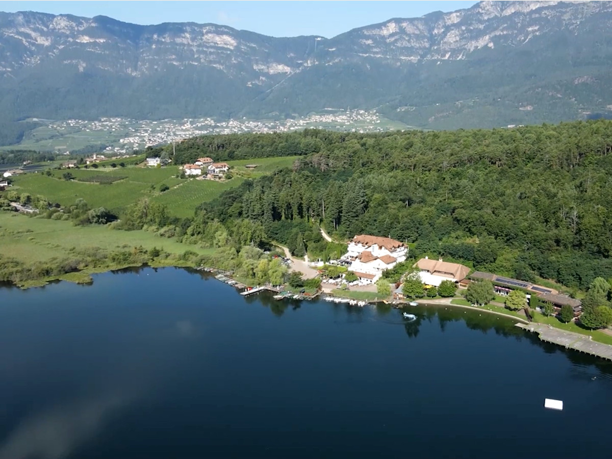 Il lago Piccolo di Monticolo in provincia di Bolzano ripreso dal drone