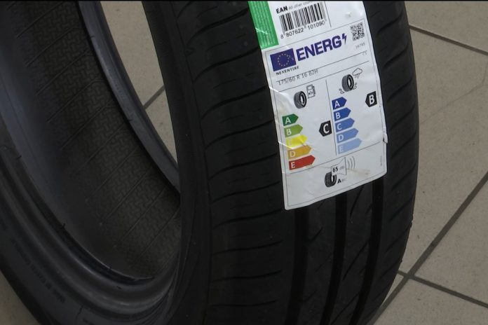 APPABZ-AmbienteInforma_gomme_silenziose_etichettaUE-1200x900 pneumatico con applicata l'etichetta UE