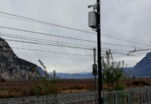 stazione ferroviaria con affissa sul palo della luce la postazione fissa del rumore ferroviario